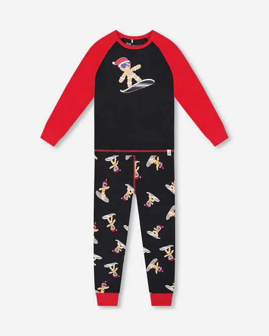 Pyjama - Deux Par Deux garçon en coton biologique, manches longues rouges, corps noir motifs bonhomme pain d'épices, vue de face.