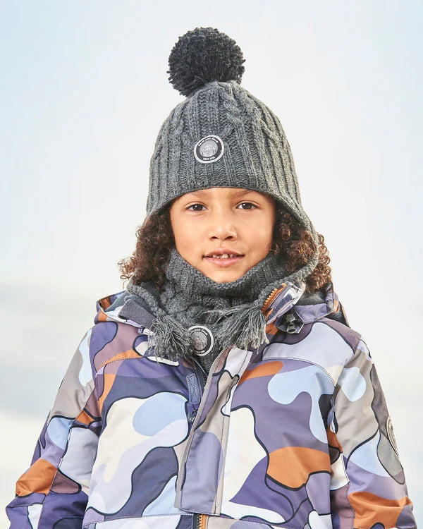 Tuque d'hiver - Deux Par Deux grise avec pompon noir en tricot torsadé, pour enfant, vue de face portée sur mannequin