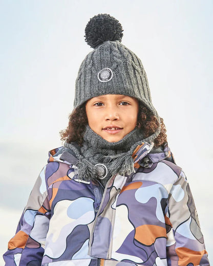 Tuque d'hiver - Deux Par Deux grise avec pompon noir en tricot torsadé, pour enfant, vue de face portée sur mannequin