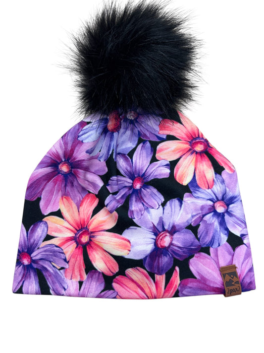 Tuque Mi-Saison - Deux Par Deux en jersey doux à fleurs violettes et roses avec pompon noir, pour fille, vue de face.