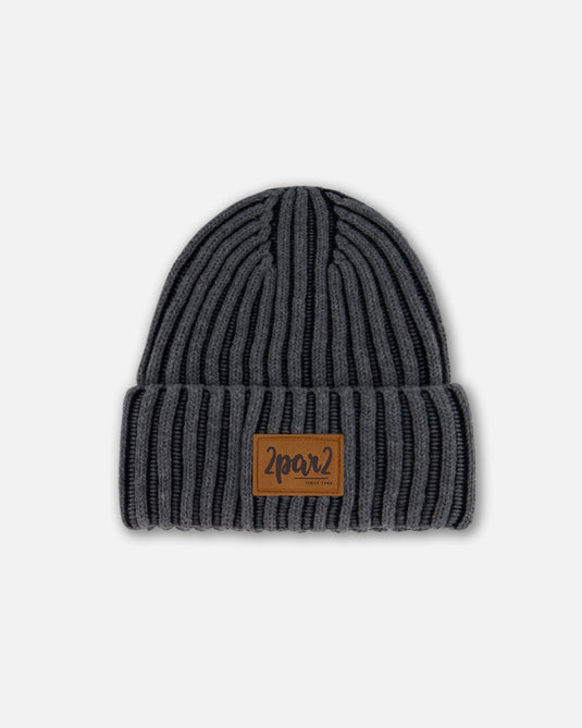 Tuque Mi-Saison - Deux Par Deux en tricot côtelé gris foncé avec revers et écusson de logo, vue de face enfant garçon.