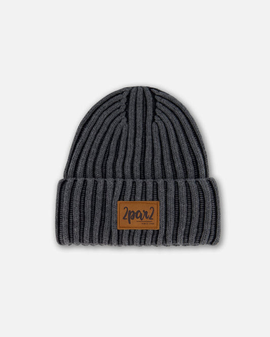 Tuque Mi-Saison - Deux Par Deux en tricot côtelé gris foncé avec revers et écusson de logo, vue de face enfant garçon.