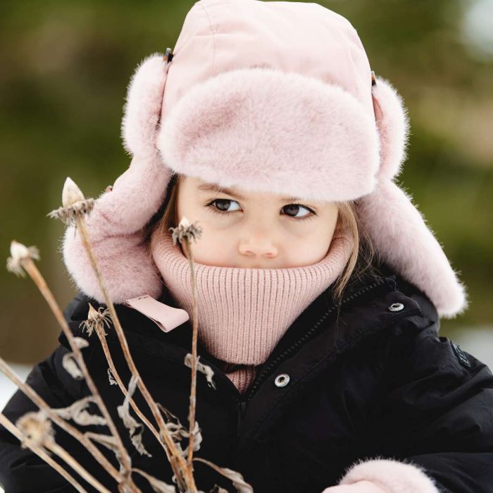 Chapeau d'hiver - Calikids rose à rabats couvrant les oreilles porté par une enfant avec col rose vue de face