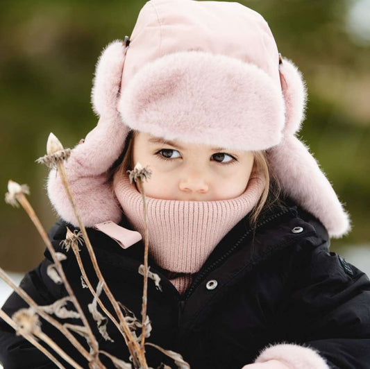 Chapeau d'hiver - Calikids rose à rabats couvrant les oreilles porté par une enfant avec col rose vue de face