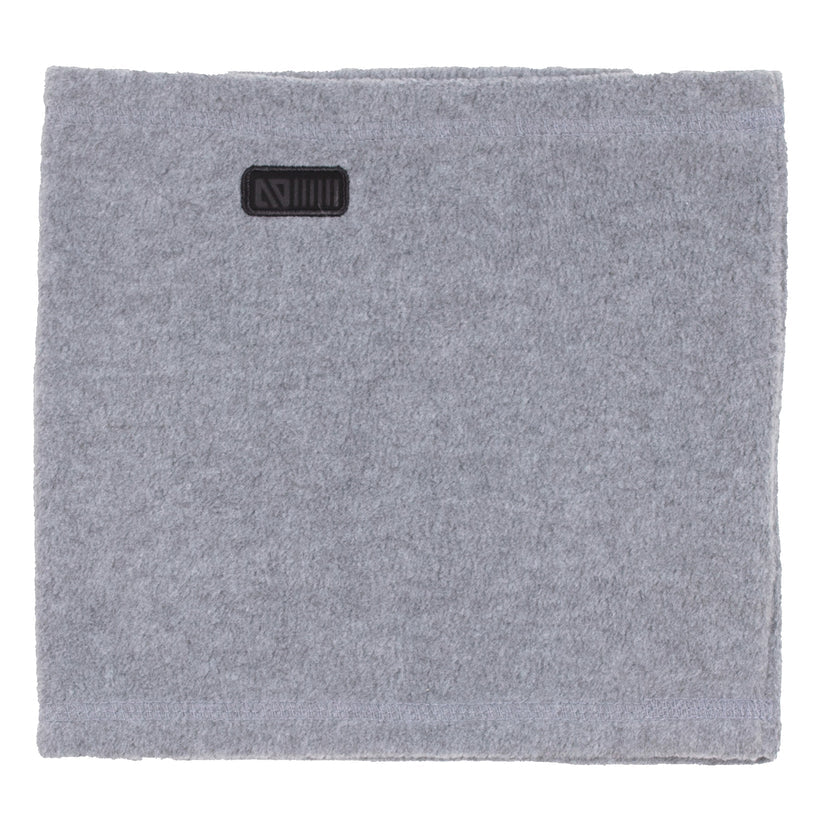 Cache-cou en polar - Nanö gris clair en tissu micropolaire doux avec écusson noir, coupe classique, vue de face