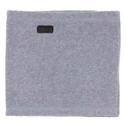 Cache-cou en polar - Nanö gris clair en tissu micropolaire doux avec écusson noir, coupe classique, vue de face