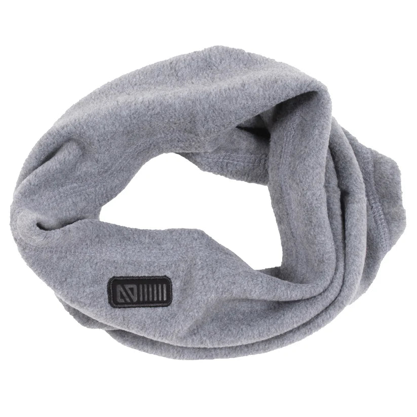 Cache-cou en polar - Nanö gris clair en tissu micropolaire doux avec écusson en faux cuir, vue de dessus sur fond blanc.