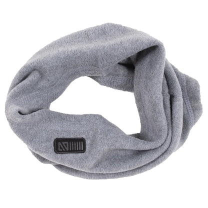 Cache-cou en polar - Nanö gris clair en tissu micropolaire doux avec écusson en faux cuir, vue de dessus sur fond blanc.