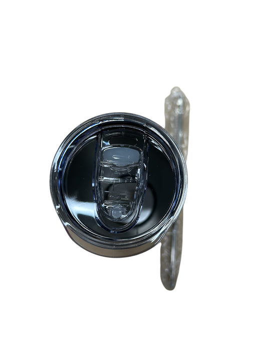 Bouteille isotherme - Hockey Dad noire avec couvercle transparent et paille, vue de dessus, matériau plastique antidérapant.