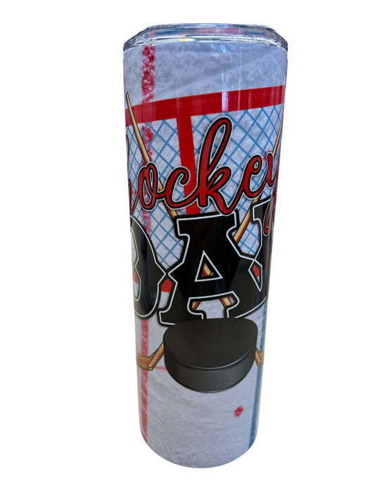 Bouteille isotherme - Hockey Dad blanche à motifs patinoire et texte rouge et noir, en acier inoxydable, vue de face.