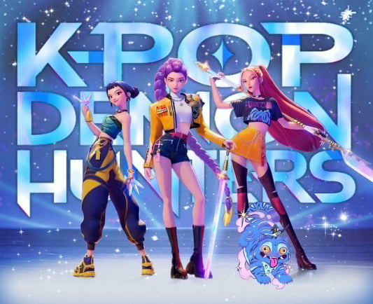 Trois héroïnes animées aux cheveux éclatants et au look futuriste posent sur une Couverture/Jeté bleue étincelante - K-POP DEMON HUNTER by Entrepôt L'enfant Unique, rejointes par une petite créature bleue. L'une d'entre elles brandit une épée sous le logo en gras.