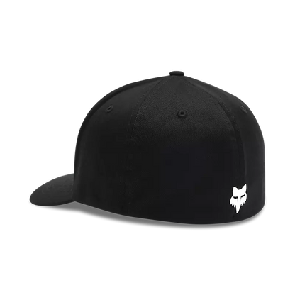 Casquette - Fox noire Flexfit avec logo silicone blanc à l'arrière, tissu polyester, coton et spandex, pour garçon, vue de dos angle droit.