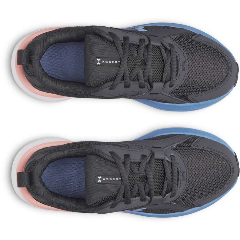 Espadrilles UA Assert 11 - Under Armour noires avec détails bleu et rose, dessus en mesh respirant, vue de dessus, style sneakers homme.