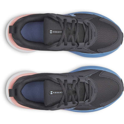 Espadrilles UA Assert 11 - Under Armour noires avec détails bleu et rose, dessus en mesh respirant, vue de dessus, style sneakers homme.