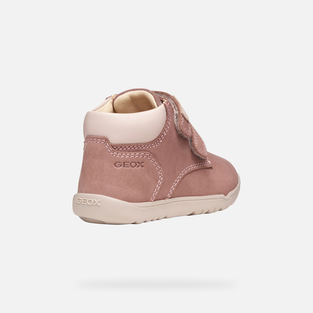 Chaussures Macchia - Geox enfant en cuir rose et beige, fermeture scratch, vue de côté arrière.