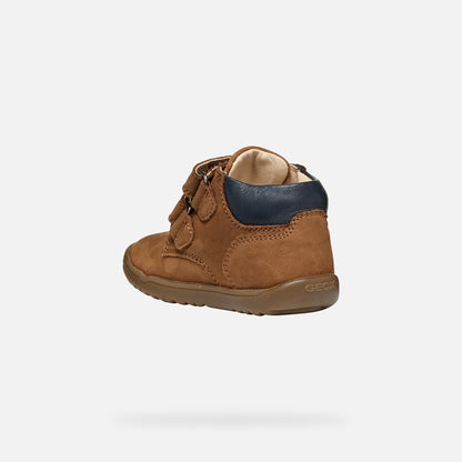 Chaussures Macchia - Geox enfant en cuir marron avec renfort bleu marine, semelle souple, vue de profil arrière droite