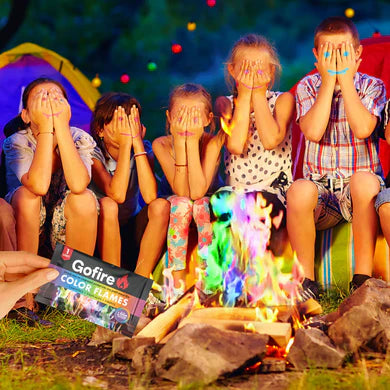 Flammes Colorées - Go Fire avec flammes vertes, bleues et rose près d'un feu de camp, enfants assis, vue de face