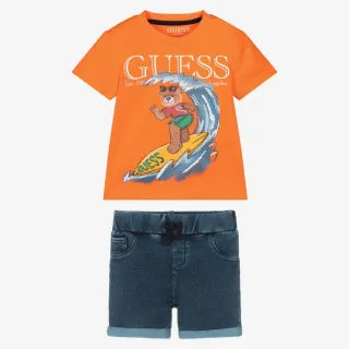 Ensemble - Guess garçon avec t-shirt orange imprimé surf et short en denim bleu, vue de face, style estival.