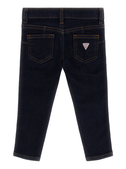 Pantalon - Guess en denim bleu foncé avec surpiqûres orange, logo sur poche arrière, pour fille, vue de dos.