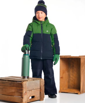 Habit de neige Benito  - Gusti vert et bleu marine, matelassé imperméable, pour garçon, porté debout de face avec accessoires hiver