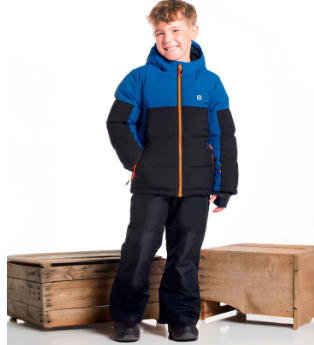 Habit de neige Benito  - Gusti bleu et noir avec fermetures orange, isolant, pour garçon, porté sur mannequin vue de face.