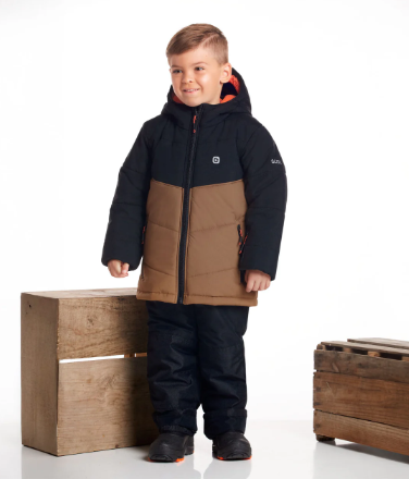 Habit de neige Paxton - Gusti garçon noir et beige à capuche, isolation chaude, tissu imperméable, porté de face sur mannequin enfant.
