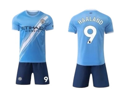 Ensemble de soccer - Haaland bleu clair et marine avec short, maillot devant et dos, style sport enfant garçon.