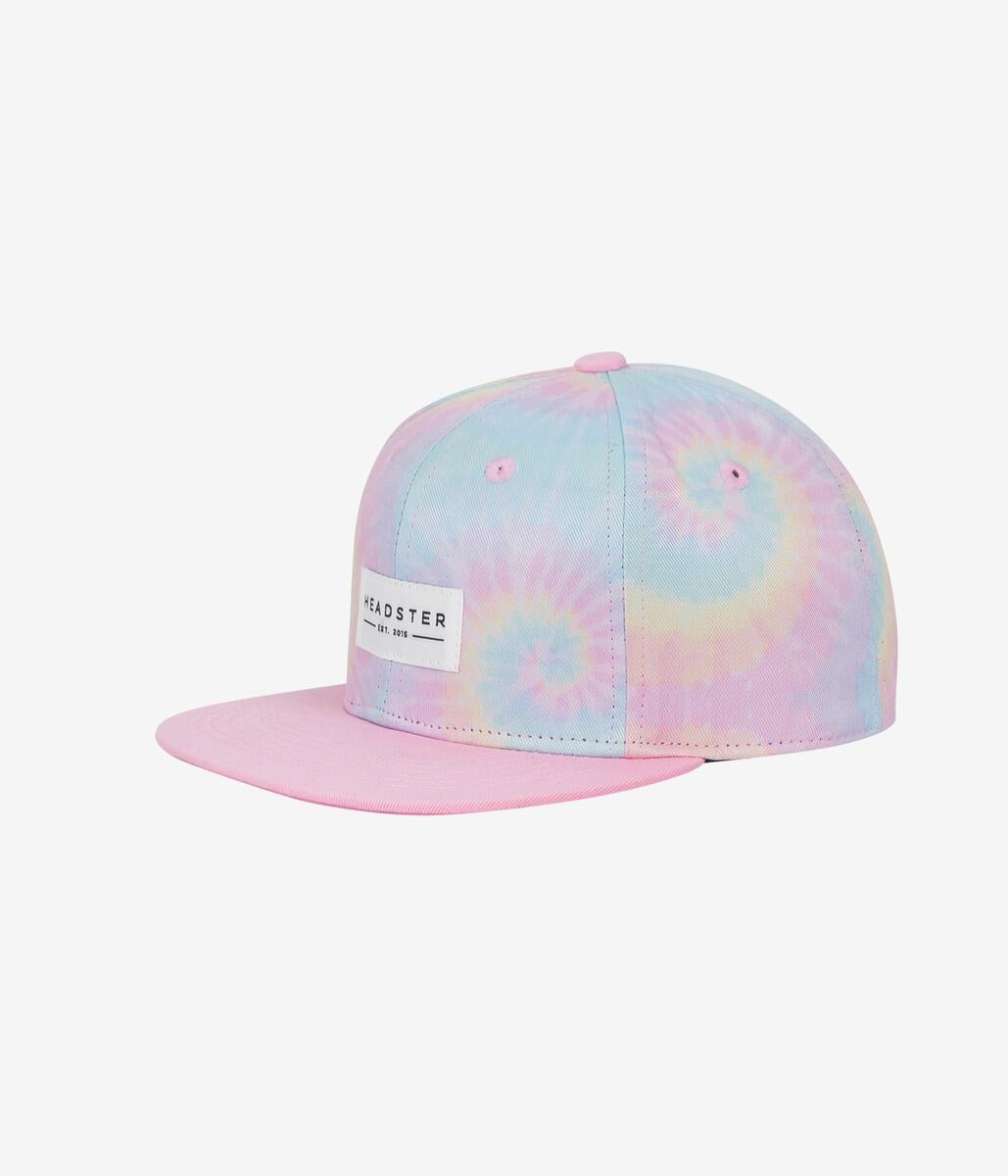 Casquette - Headster en tissu tie-dye pastel rose, bleu et jaune, style snapback, pour enfant, vue de côté gauche.