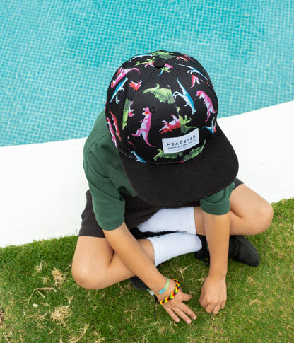 Casquette - Headster noire avec motifs colorés de dinosaures, pour enfant junior 56 cm, vue portée de dessus.