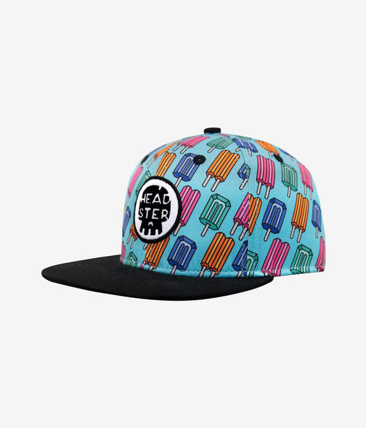 Casquette - Headster à motifs glaces multicolores sur fond bleu ciel avec visière noire, pour enfant, vue de côté.