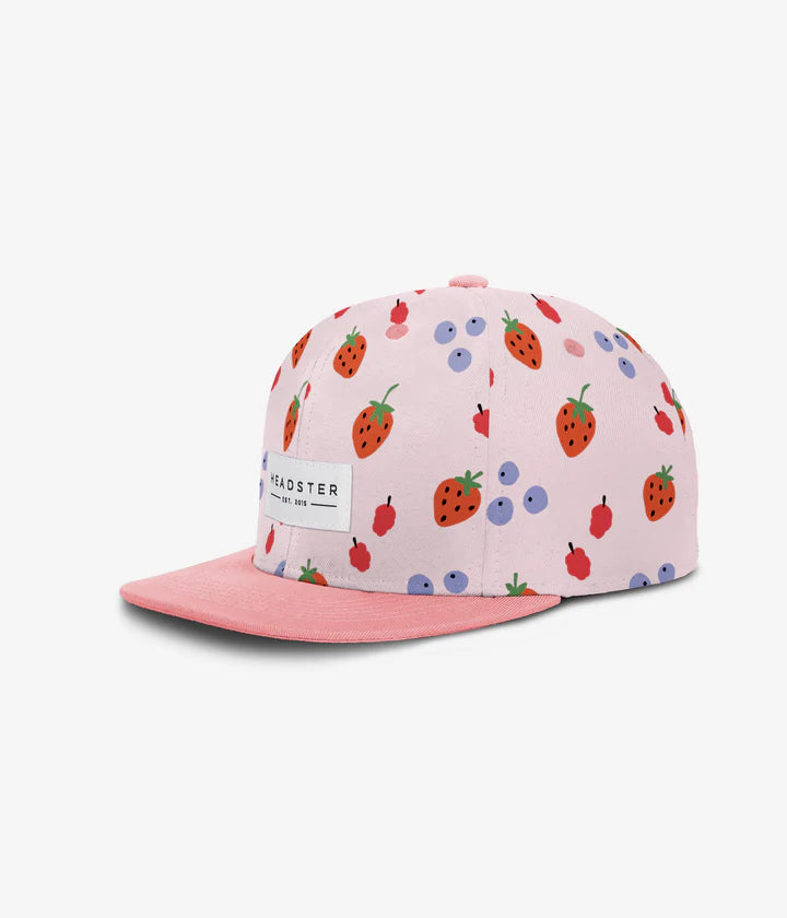 Casquette - Headster rose clair à motifs fraises et cerises rouges, visière rose uni, pour fille enfant, vue de profil gauche.