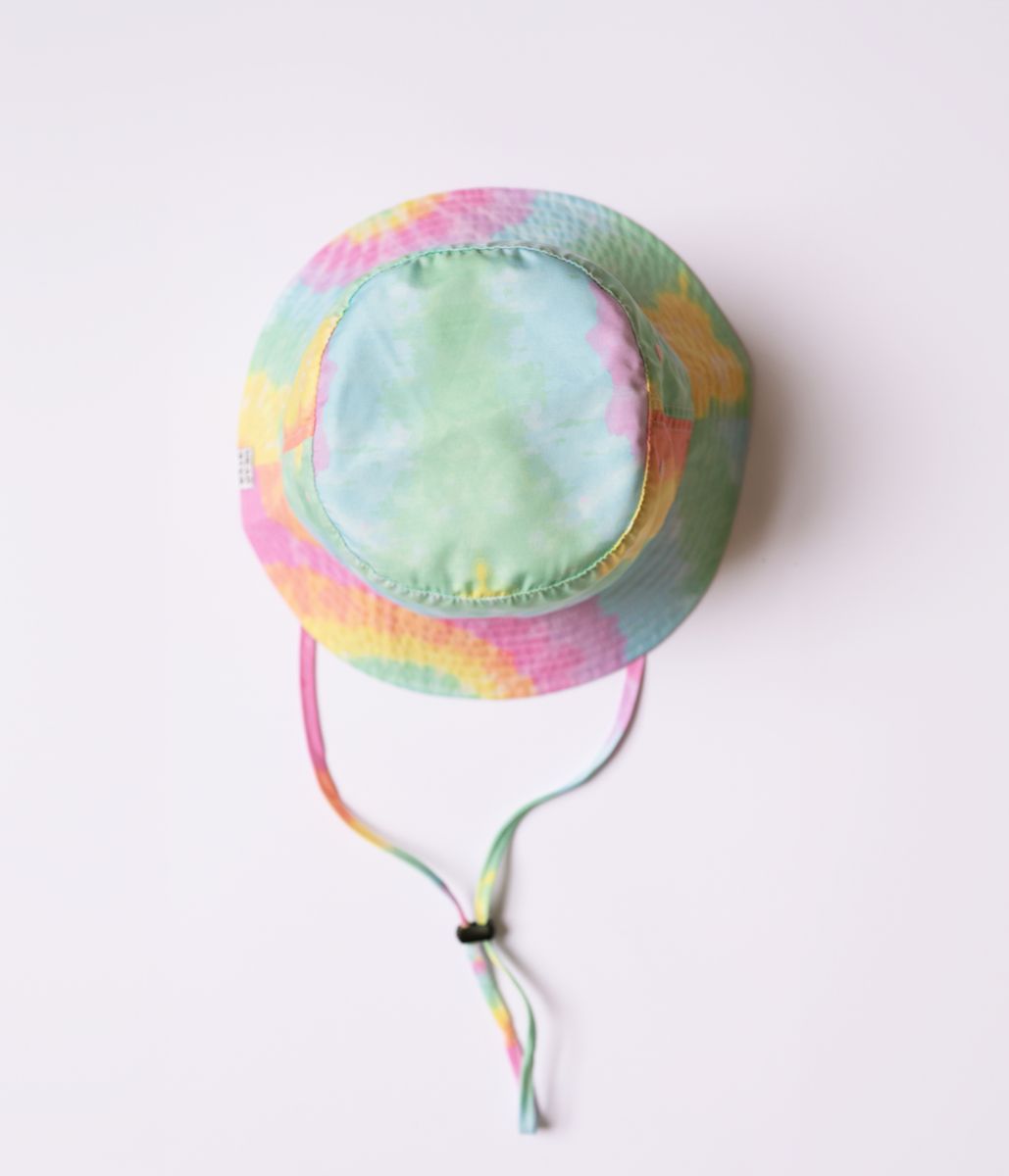 Chapeau Tie Dye 2.0 - Headster pastel multicolore avec cordons ajustables, style enfant, vue de dessus