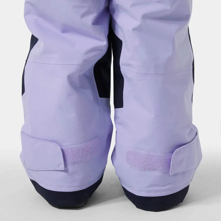 Salopette de neige Rider - Helly Hansen violette et noire, tissu imperméable, détail bas jambes ajustables, vue gros plan dos enfant.