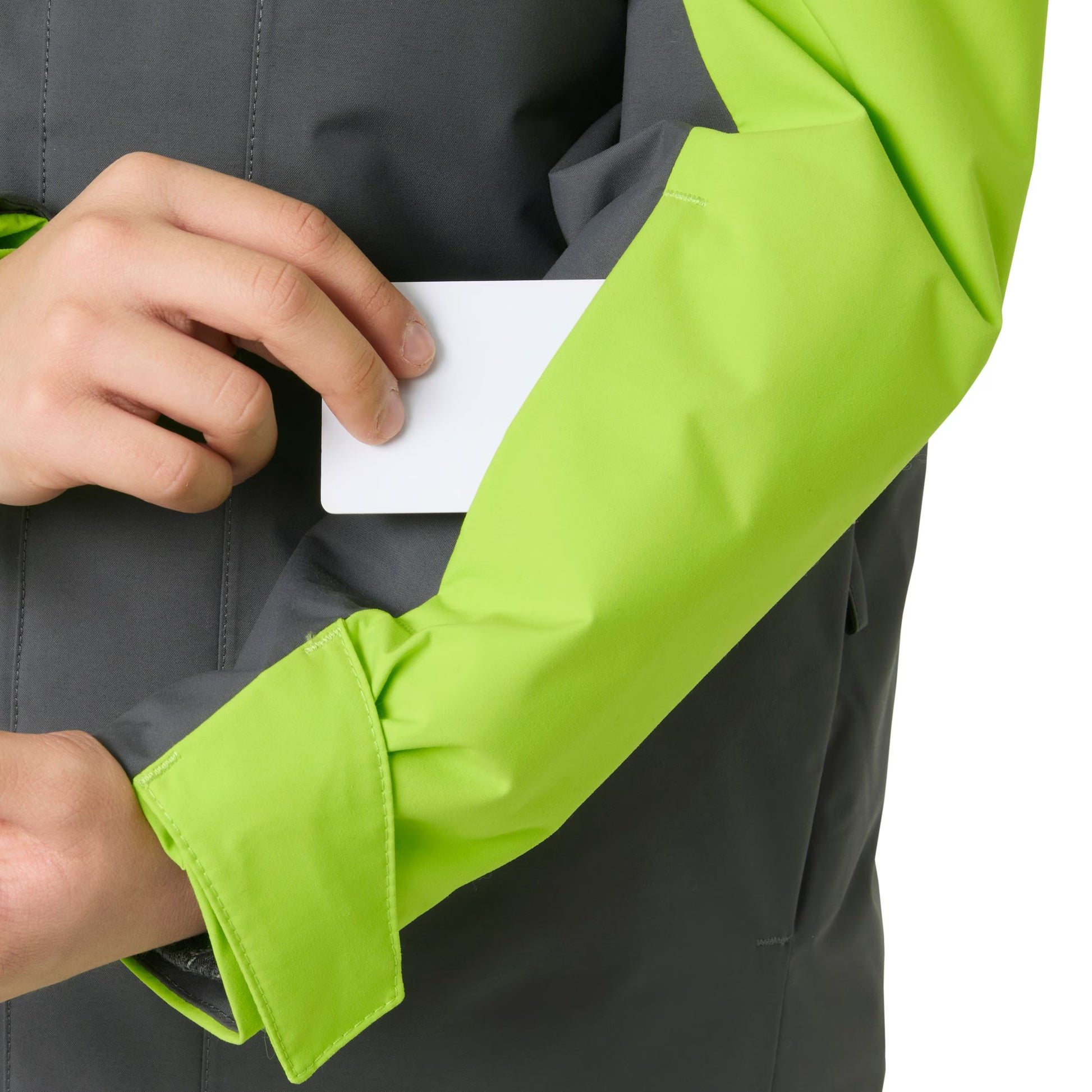 Manteau d'hiver Orionpeak - Helly Hansen gris et vert anis, détail de la manche avec pochette, porté sur mannequin adulte, matériau imperméable visible.