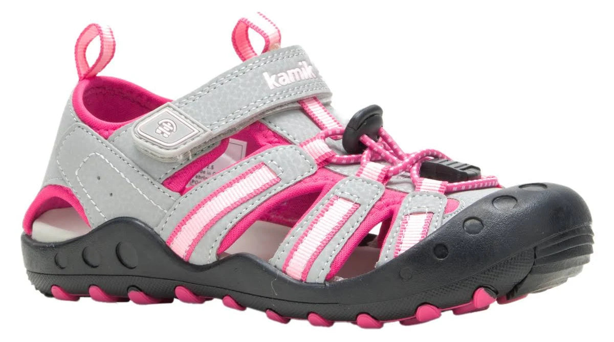 Sandales - Crab Kamik pour enfant fille, grises et roses, style sportif avec fermeture velcro, semelle en caoutchouc, vue de côté.