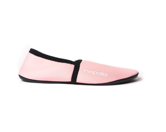 Souliers d'eau - Hopalo rose clair avec bordure noire, semelles antidérapantes, style minimaliste, vue de profil enfant.