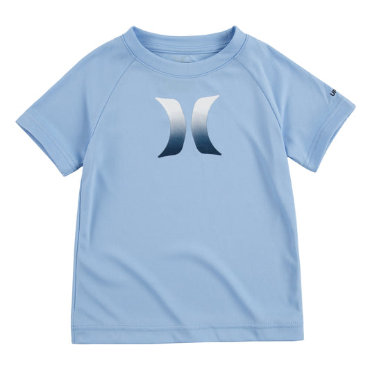 Chandail U.V - Hurley bleu ciel en polyester avec logo blanc et noir, manches courtes, pour garçon, vue de face.