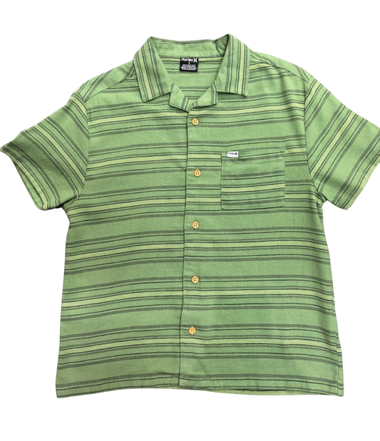 Chemise - Hurley verte à rayures noires avec poche poitrine, col classique, manches courtes, pour garçon, vue de face.