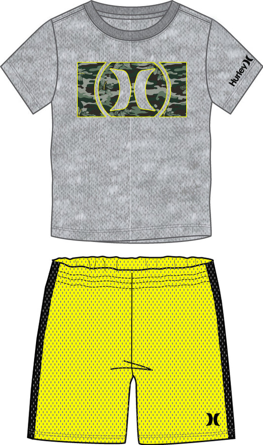 Ensemble - Hurley garçon tee-shirt gris avec logo camouflage vert et short filet jaune à bandes noires, vue de face.