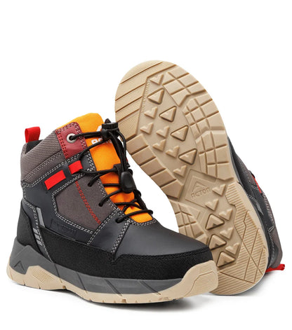 Paire de chaussures montantes de randonnée noires, grises et rouges, avec lacets orange et semelles beige, vue de face et dessous apparent