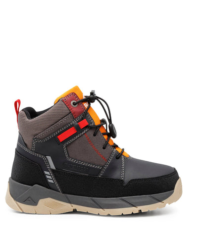 Chaussure montante de randonnée gris anthracite et noire, détails rouges et orange, semelle beige, vue de profil