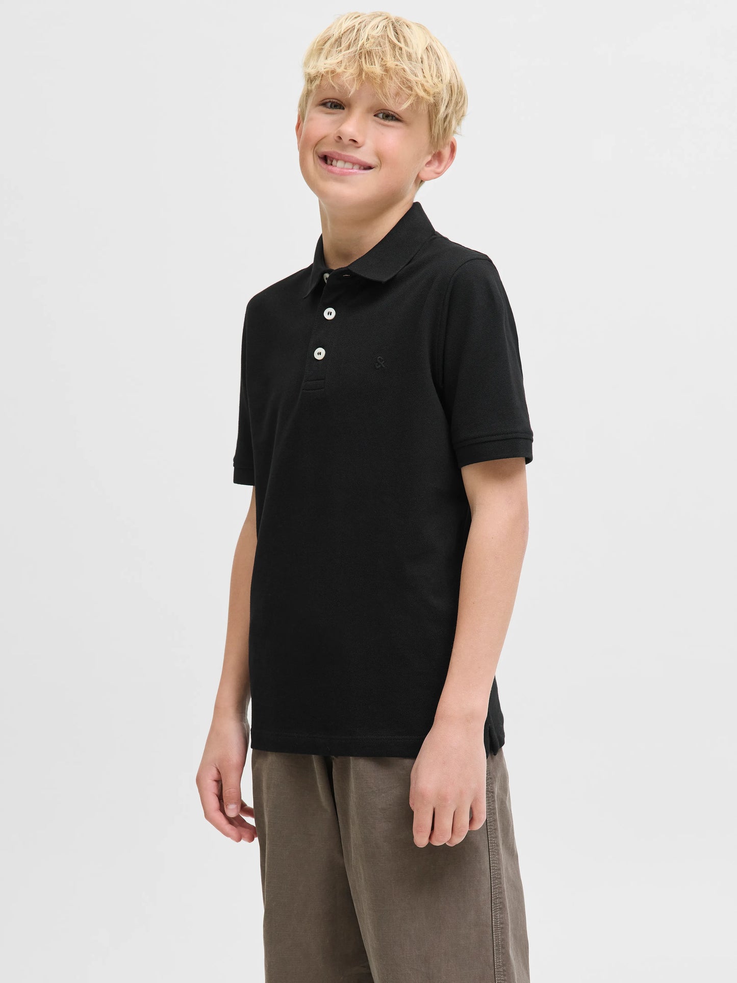 Polo - Jack & Jones noir en coton 100% pour garçon, manches courtes, porté de face sur mannequin enfant blond.