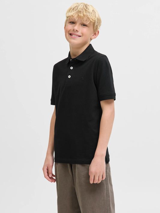 Polo - Jack & Jones noir en coton 100% pour garçon, manches courtes, porté de face sur mannequin enfant blond.