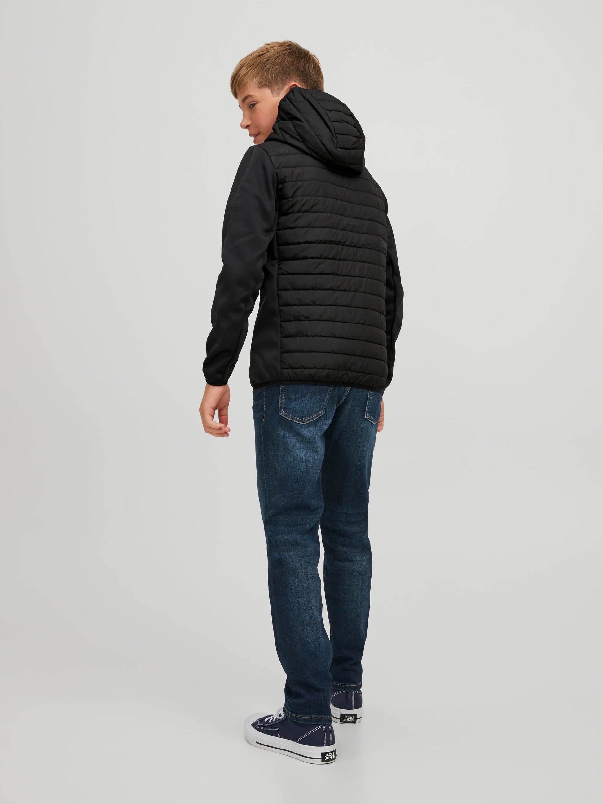 Manteau Mi-Saison - Jack & Jones noir matelassé avec capuche, coupe-vent, pour garçon, vue de dos porté sur mannequin