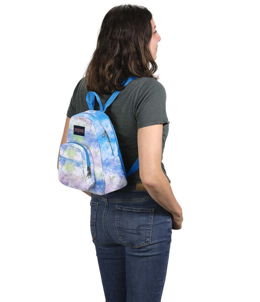 Mini sac à dos - Half Pint avec motif tie-dye bleu, violet et vert, porté par femme, vue de dos et profil droit