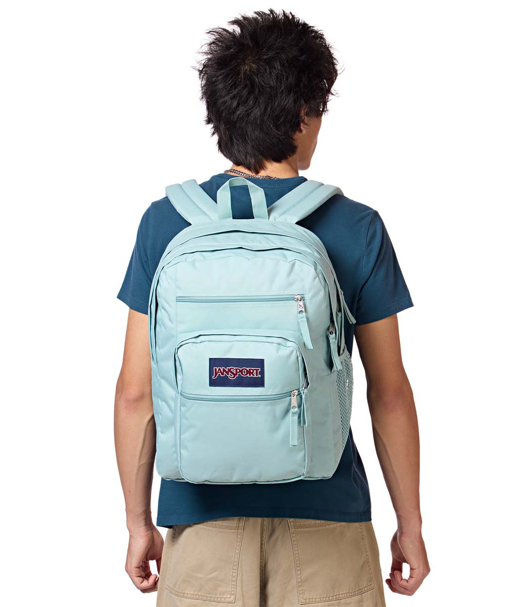Sac à dos - Big Student bleu clair en polyester avec plusieurs poches, porté dos par adolescent, vue de dos.