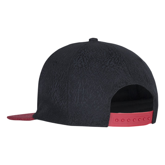 Casquette - Jordan noire à texture subtile avec visière et fermeture réglable rouges, pour garçon, vue de dos.