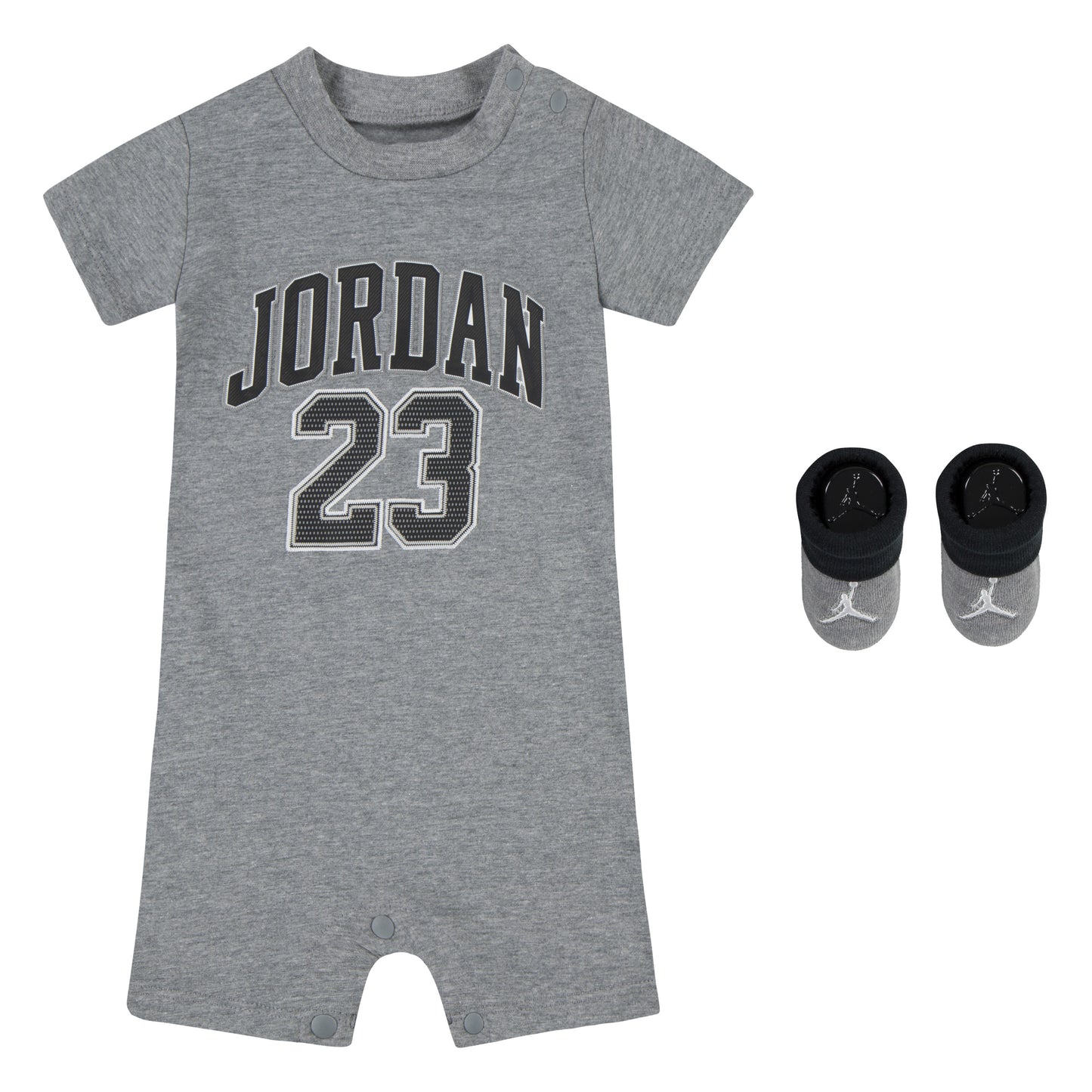 2 Pièces - Jordan gris en jersey col côtelé avec logo 23, chaussons assortis gris et noirs, pour bébé garçon, vue de face.