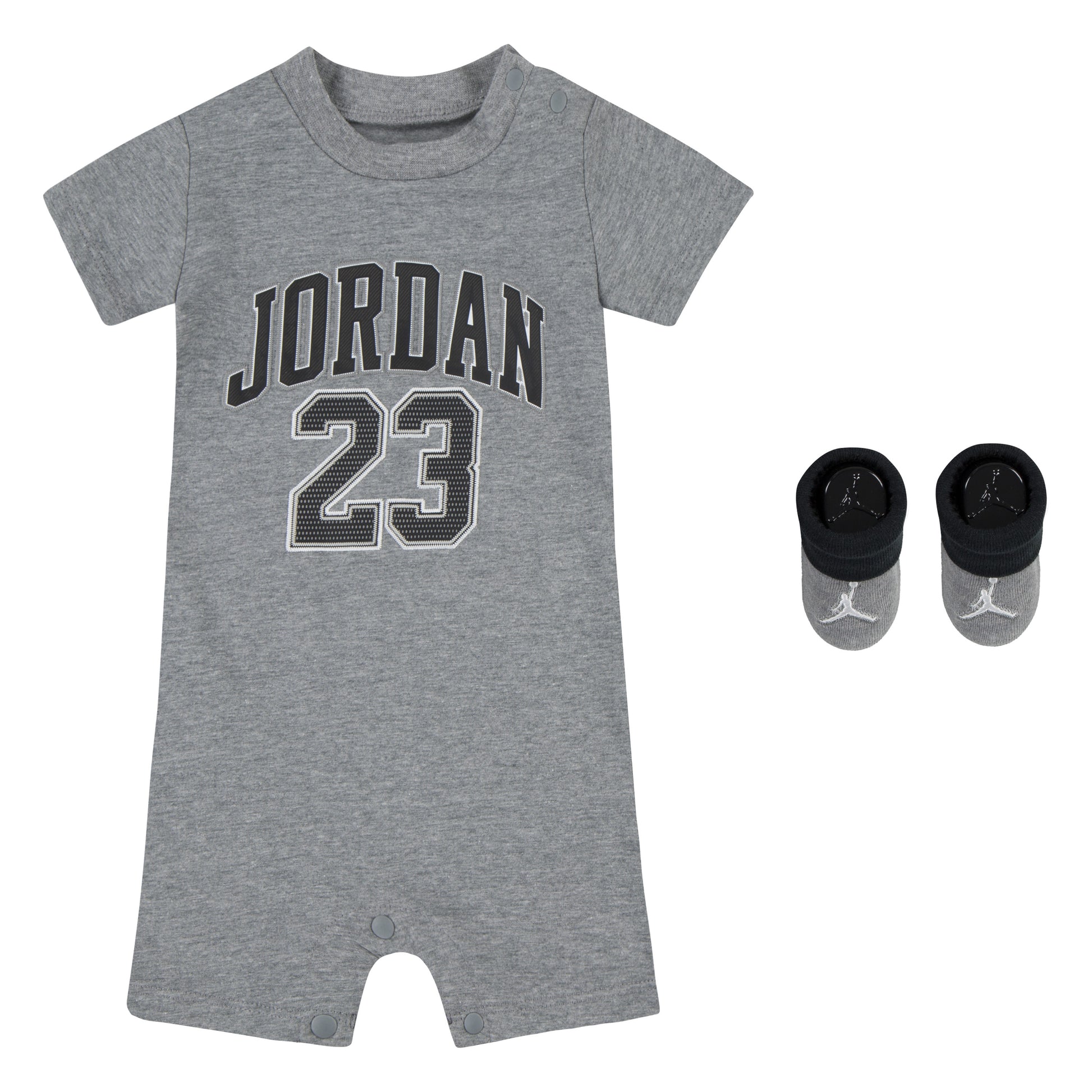2 Pièces - Jordan gris en jersey col côtelé avec logo 23, chaussons assortis gris et noirs, pour bébé garçon, vue de face.