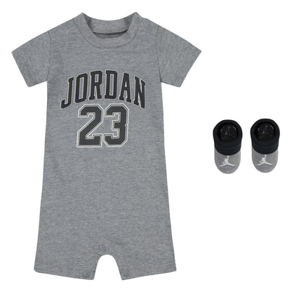 2 Pièces - Jordan gris en jersey col côtelé avec logo 23, chaussons assortis gris et noirs, pour bébé garçon, vue de face.